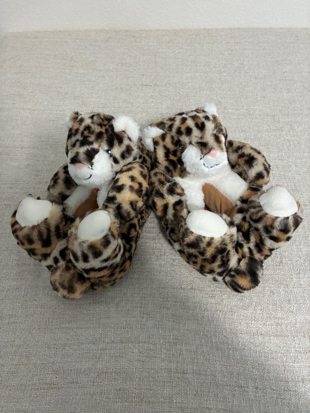 Feetmoji Cheetah Slippers Size 7-8 NWT - Picture 2 of 10